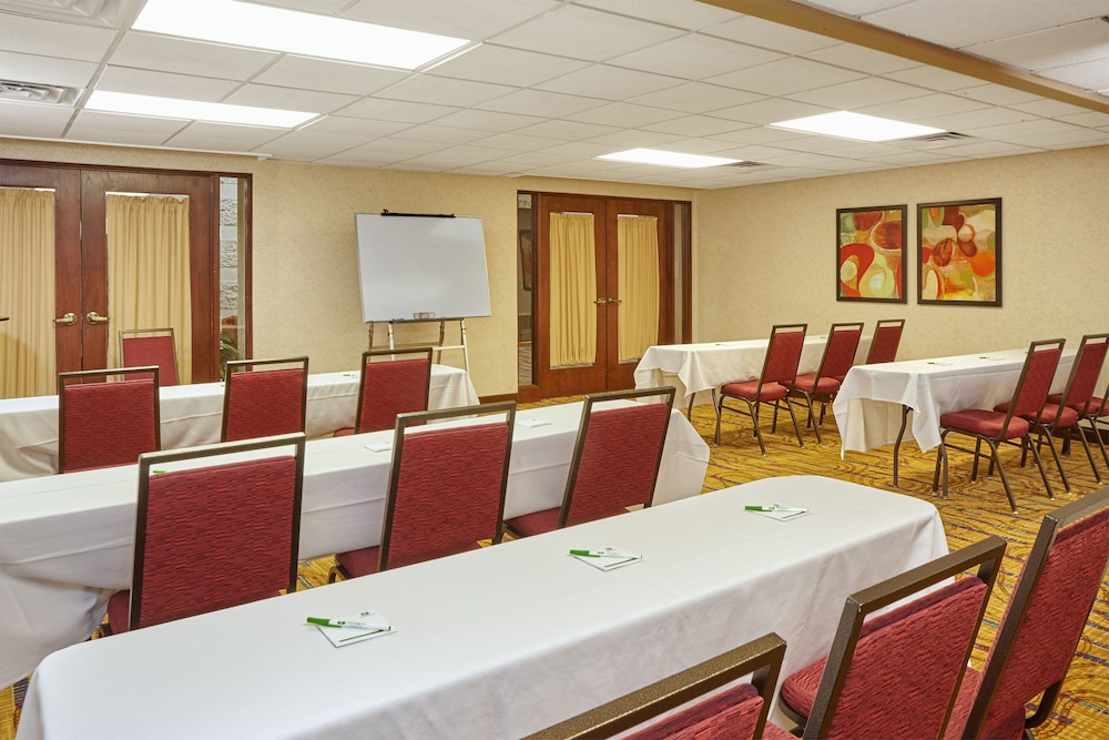 Holiday Inn Hotel & Suites Chicago - Carol Stream - Wheaton, an IHG Hotel