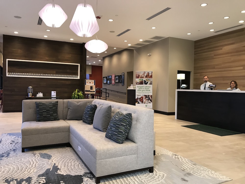 Holiday Inn Hotel & Suites Chicago - Carol Stream - Wheaton, an IHG Hotel