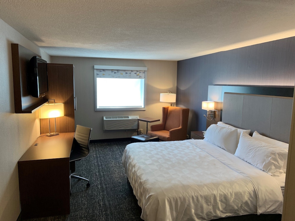 Holiday Inn Hotel & Suites Chicago - Carol Stream - Wheaton, an IHG Hotel