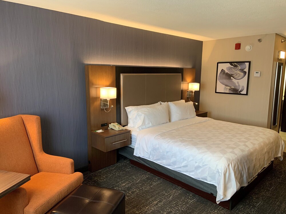 Holiday Inn Hotel & Suites Chicago - Carol Stream - Wheaton, an IHG Hotel