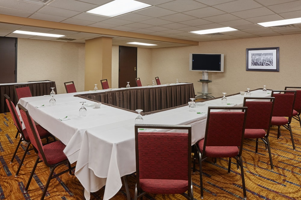 Holiday Inn Hotel & Suites Chicago - Carol Stream - Wheaton, an IHG Hotel