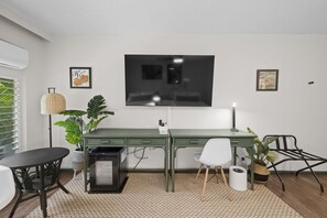 Deluxe Room, Garden View | Desk, blackout drapes, free WiFi, bed sheets