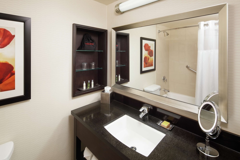 Bathroom, DoubleTree by Hilton San Diego - Hotel Circle