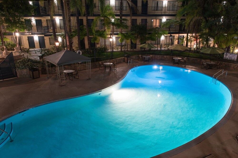 Outdoor pool, Vanllee Hotel and Suites