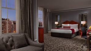 Hypo-allergenic bedding, down duvet, in-room safe, desk