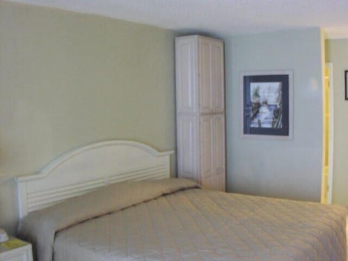 Pirates Cove Daytona Beach Resort 2018 Room Prices Deals Pirates Cove Daytona Beach Resort 2 5 Out Of 0 Ocean View Featured Image Guestroom