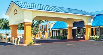Days Inn by Wyndham Troy