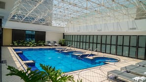 Una piscina cubierta (de 6:00 a 20:00), tumbonas