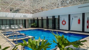Una piscina cubierta (de 6:00 a 20:00), tumbonas