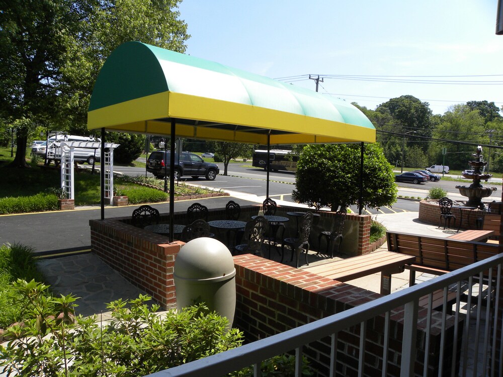 Outdoor dining, Quality Inn Mt. Vernon