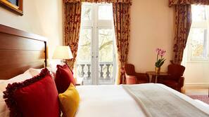 Egyptian cotton sheets, premium bedding, in-room safe, desk