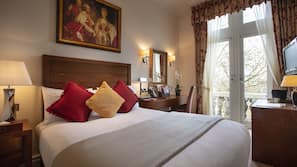 Egyptian cotton sheets, premium bedding, in-room safe, desk