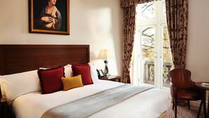 Egyptian cotton sheets, premium bedding, in-room safe, desk