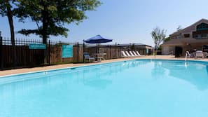Seasonal outdoor pool, free cabanas, pool umbrellas