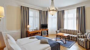 Hypo-allergenic bedding, minibar, in-room safe, desk