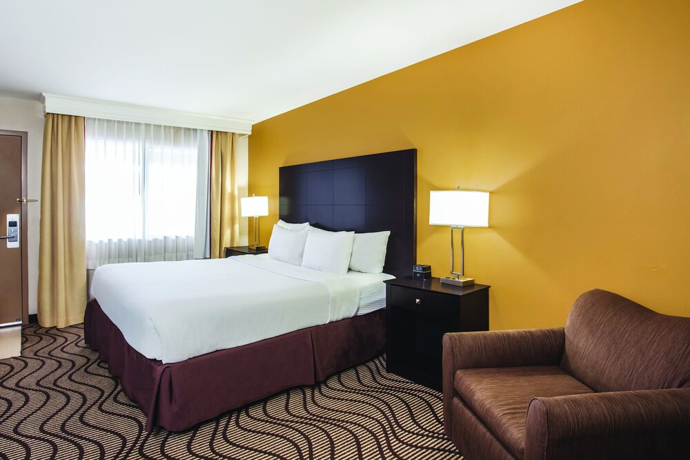 Room, La Quinta Inn & Suites by Wyndham Carlsbad - Legoland Area