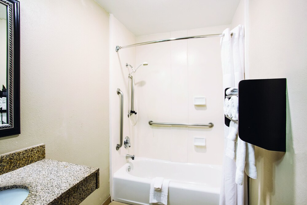 Bathroom, La Quinta Inn & Suites by Wyndham Carlsbad - Legoland Area