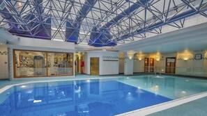 Una piscina cubierta