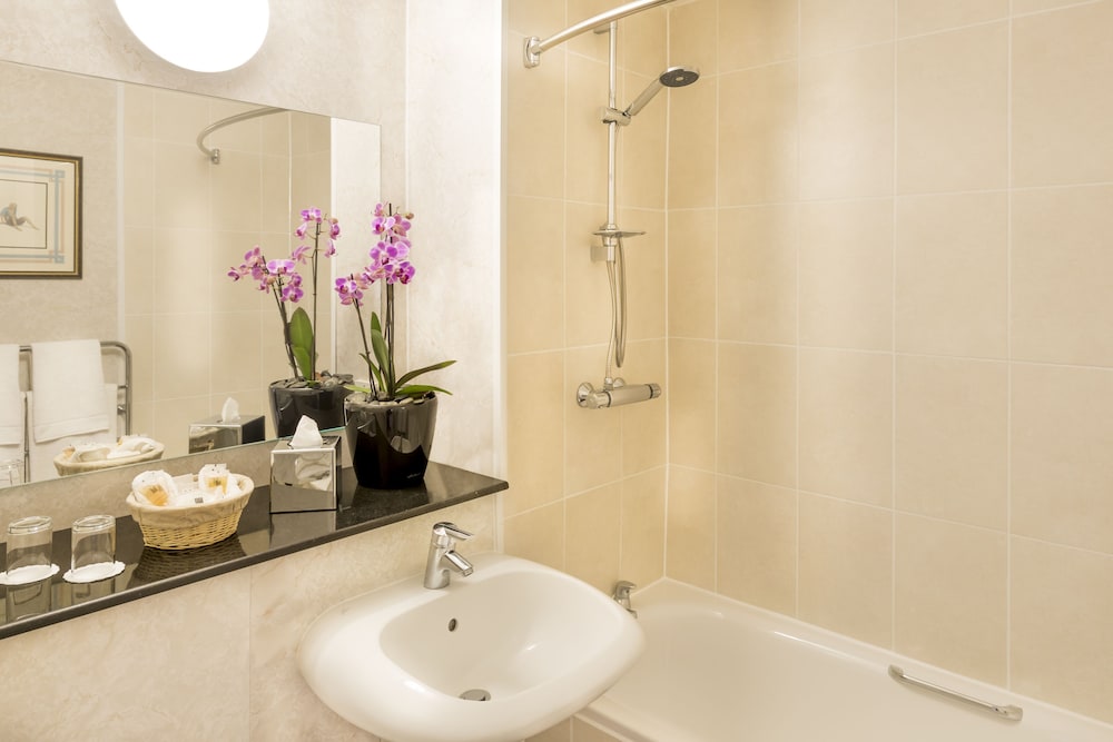 Bathroom, Copthorne Tara Hotel London Kensington