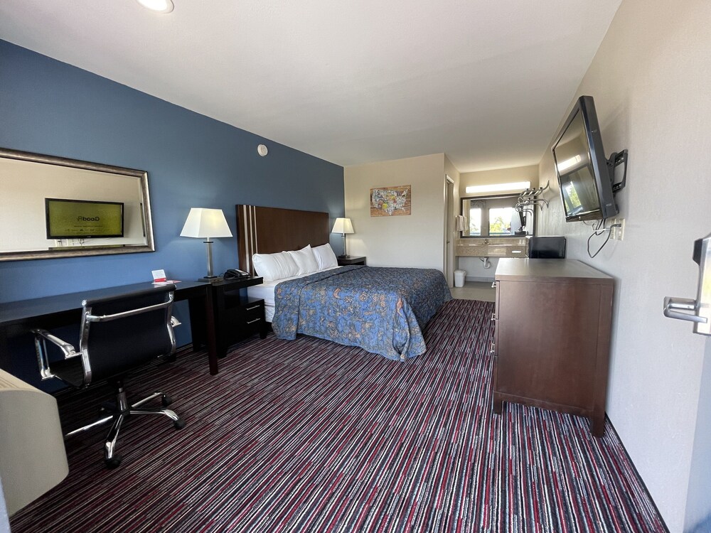 Room, Econo Lodge Inn & Suites