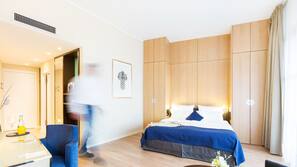 Ropa de cama hipoalergénica, caja fuerte, escritorio y cortinas opacas
