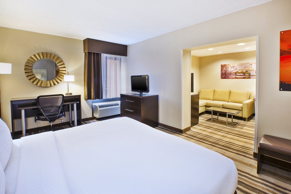 Room, Holiday Inn Washington-Dulles International Airport, an IHG Hotel