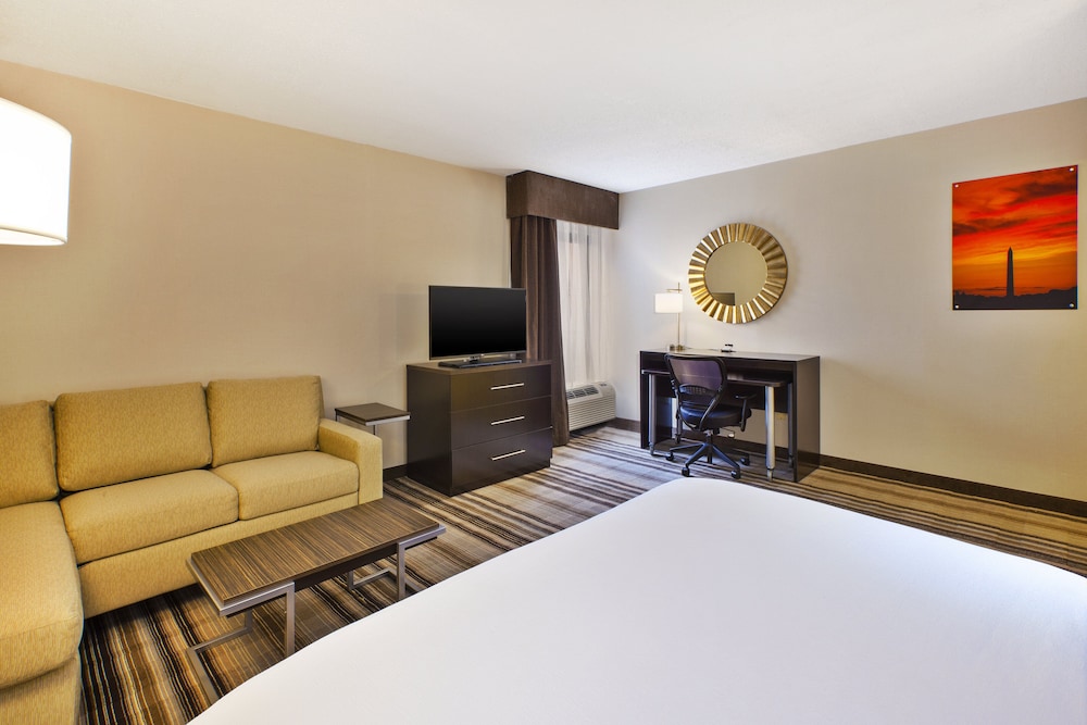 Room, Holiday Inn Washington-Dulles International Airport, an IHG Hotel