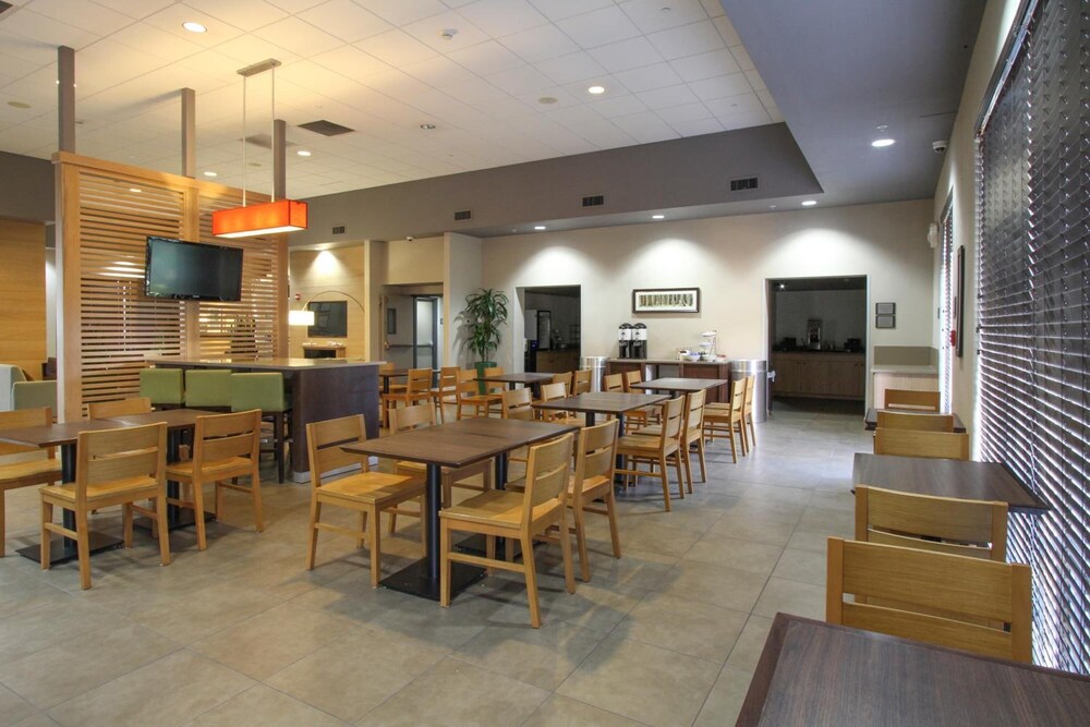 GreenTree Inn & Suites