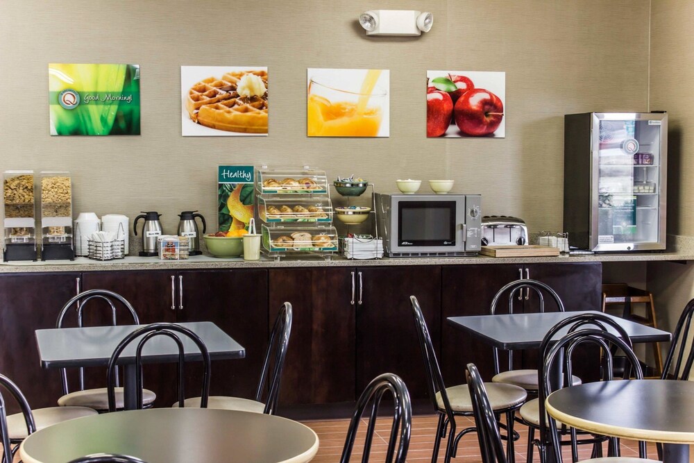 Breakfast area, Quality Inn Kinston Hwy 70