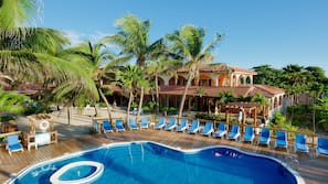 Una piscina al aire libre, tumbonas