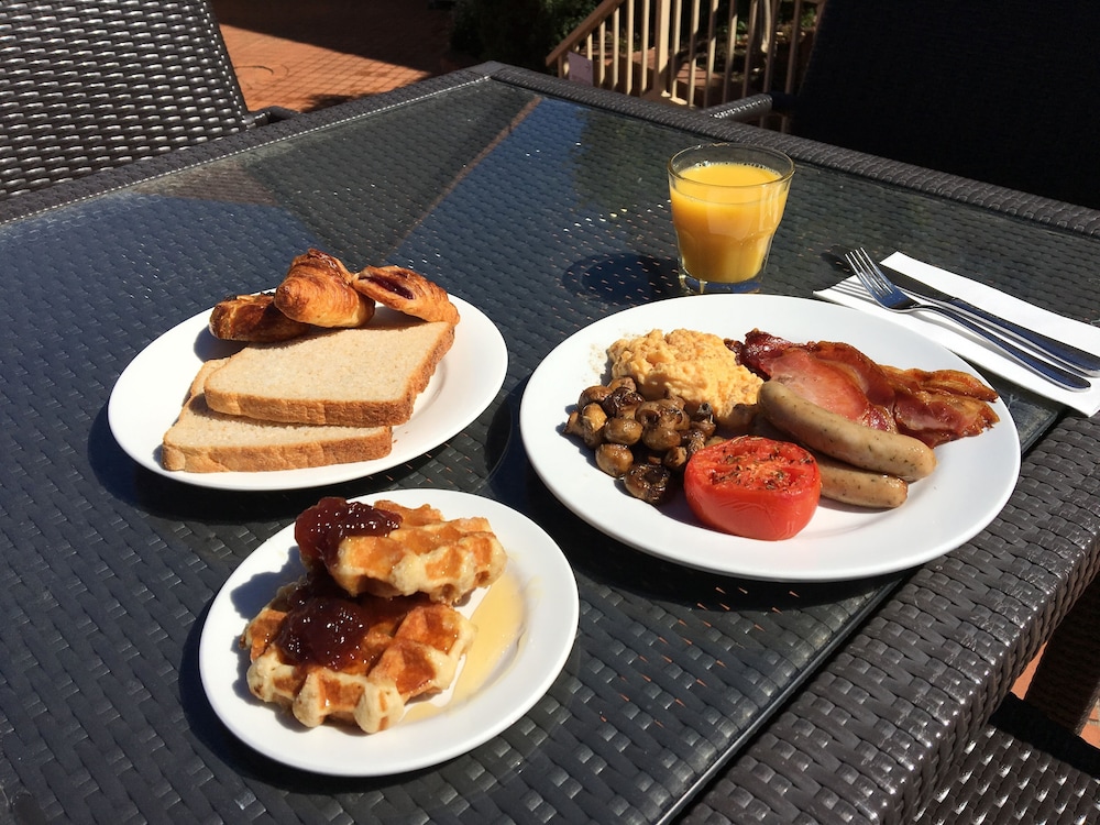 Breakfast area, Mercure Canberra