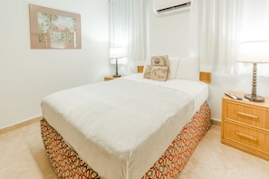 Standard Room, 1 Queen Bed | In-room safe, individually decorated, desk, blackout drapes