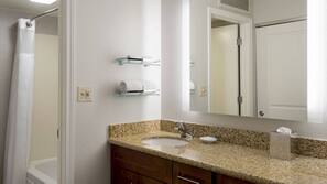 Combined shower/bathtub, free toiletries, hair dryer