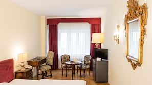 Hochwertige Bettwaren, Minibar, Zimmersafe, individuell dekoriert