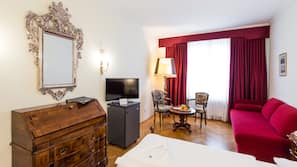 Hochwertige Bettwaren, Minibar, Zimmersafe, individuell dekoriert