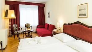 Hochwertige Bettwaren, Minibar, Zimmersafe, individuell dekoriert