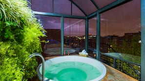 Bañera de hidromasaje al aire libre