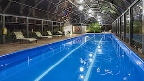 Una piscina cubierta