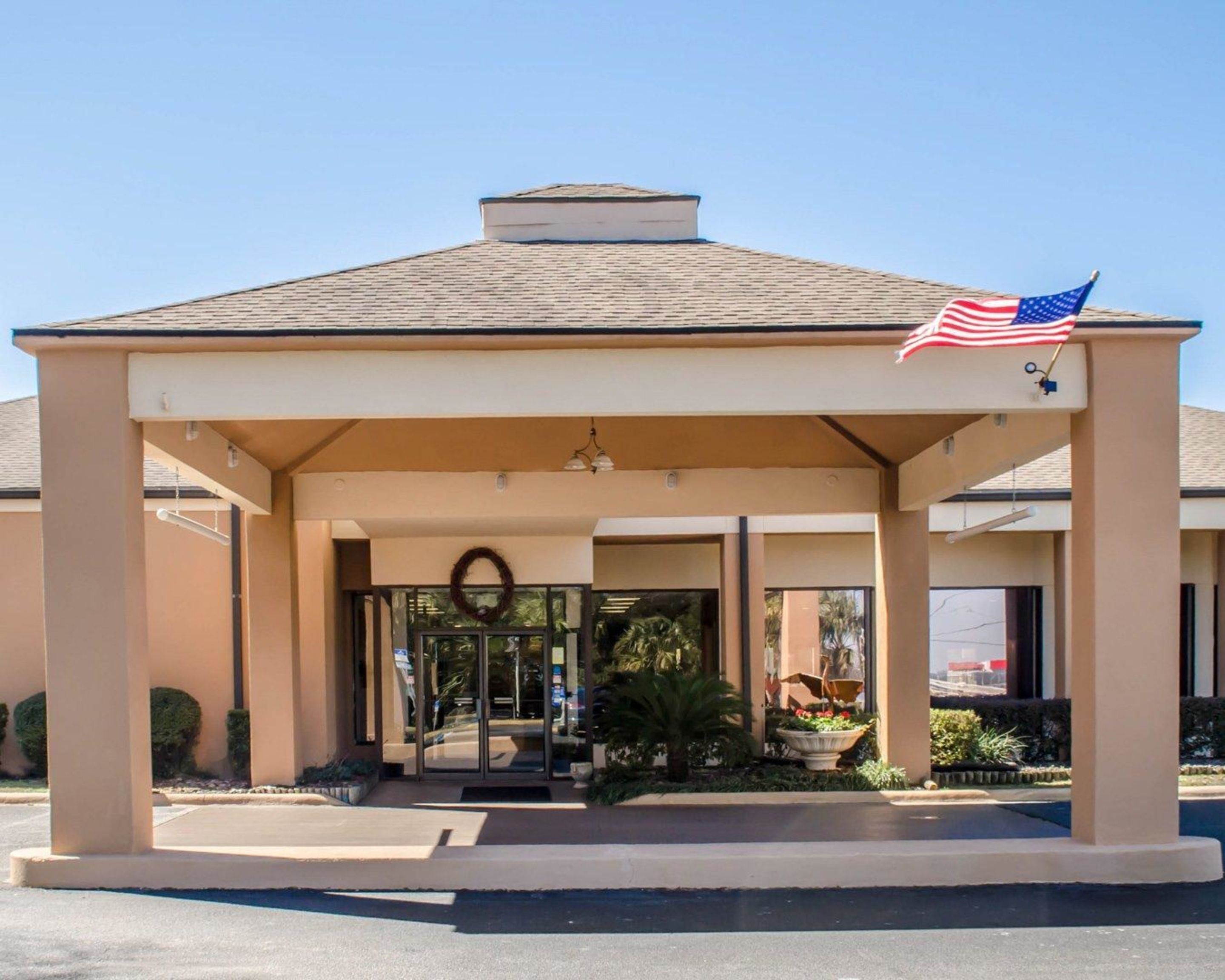 Quality Inn Suites Pensacola Bayview In Pensacola Fl Expedia