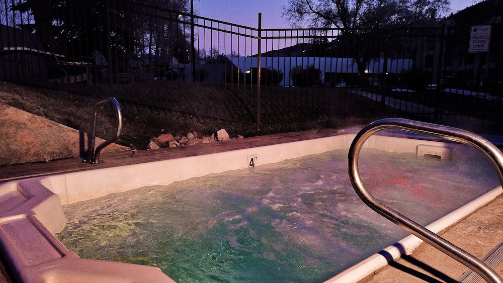 Outdoor spa tub, The Christie Lodge - All Suite Property, Vail Valley/Beaver Creek