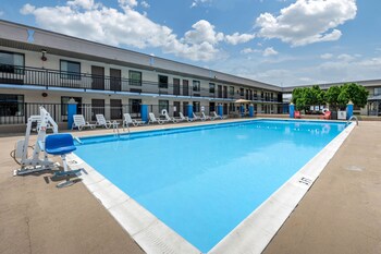 Clarion Inn & Suites Lancaster