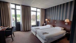 Een bureau, een strijkplank/strijkijzer, gratis wifi