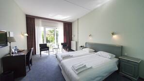 Een bureau, een strijkplank/strijkijzer, gratis wifi