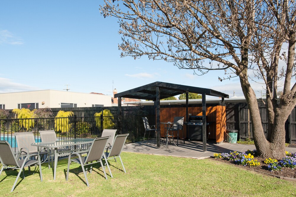 BBQ/picnic area, Mitchell on Main Motel & Apartments