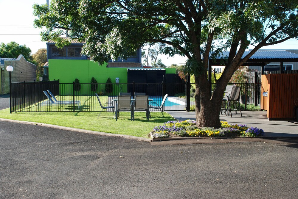 Outdoor pool, Mitchell on Main Motel & Apartments