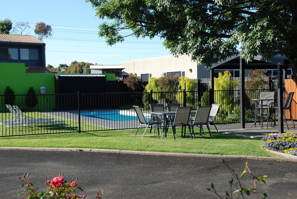 Outdoor pool, Mitchell on Main Motel & Apartments