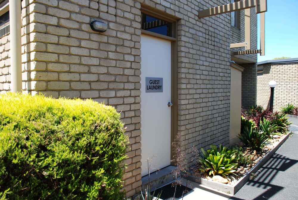 Laundry room, Mitchell on Main Motel & Apartments