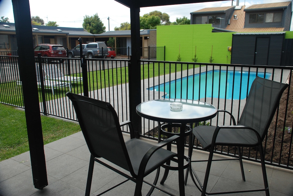 Outdoor pool, Mitchell on Main Motel & Apartments