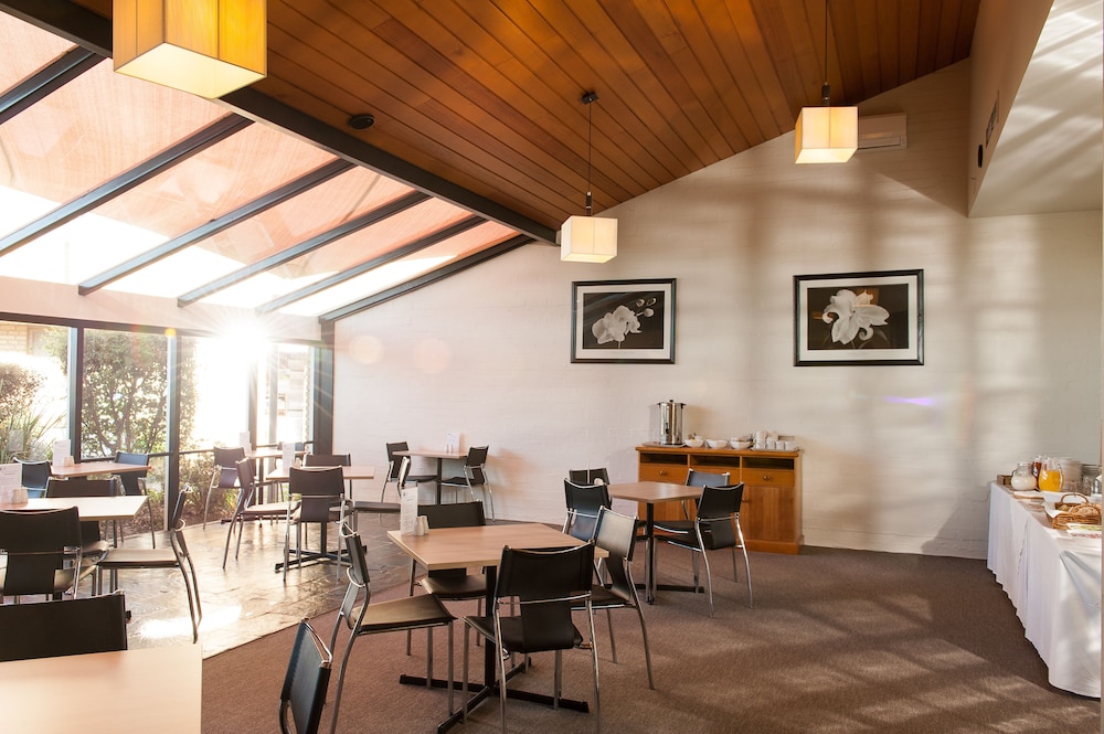 Breakfast area, Mitchell on Main Motel & Apartments