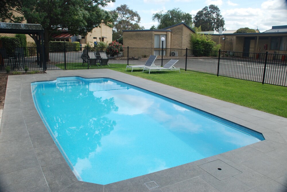 Outdoor pool, Mitchell on Main Motel & Apartments